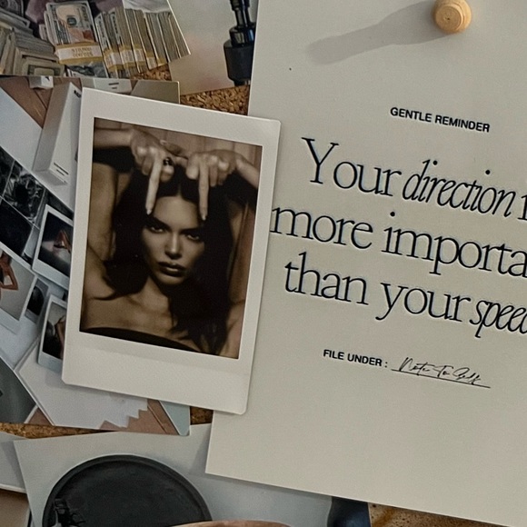 SOLD OUT ❌ KENDALL JENNER POLAROID - Picture 4 of 4